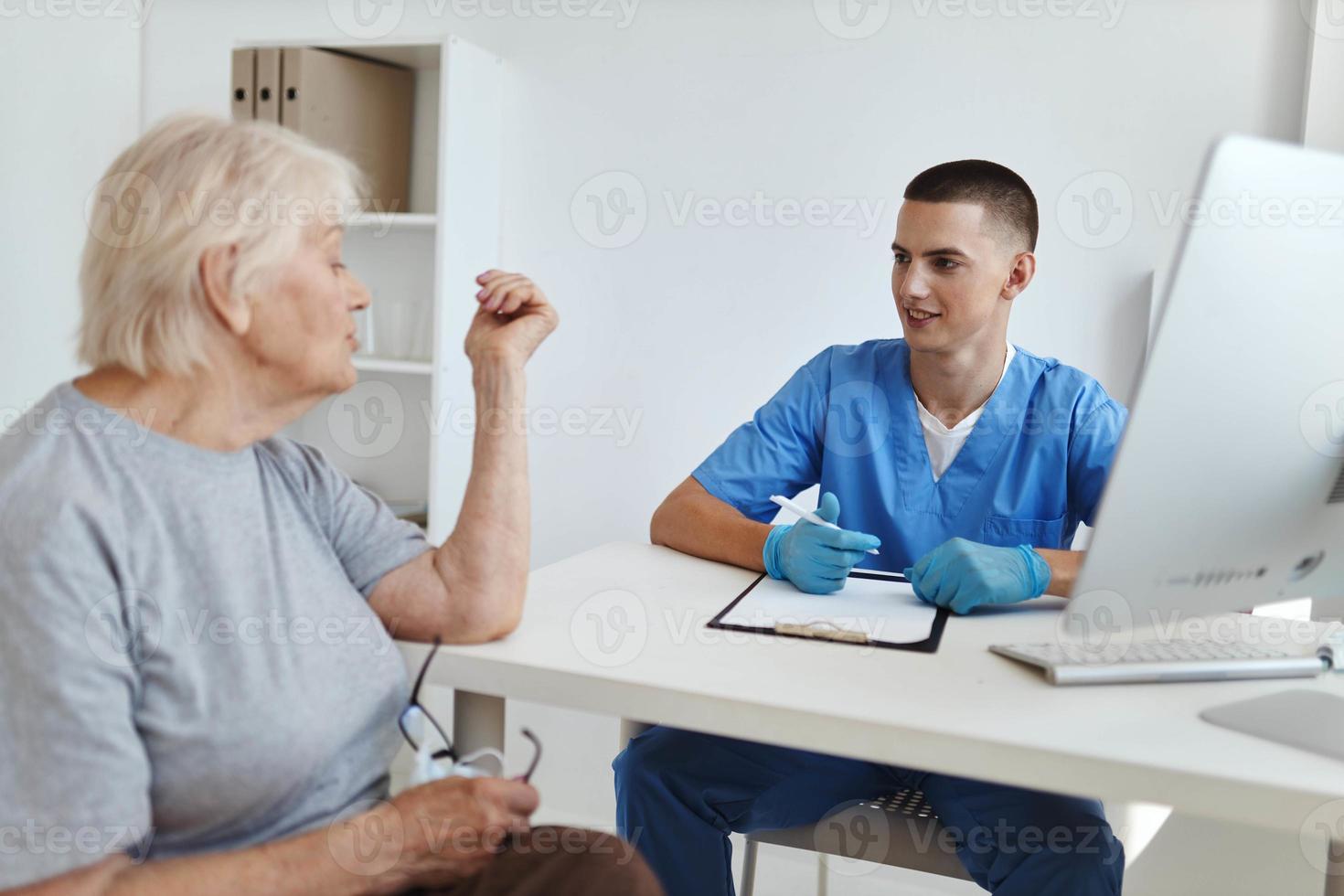 ein Alten Frau beim ein Arzt geplanter Termin Diagnose foto