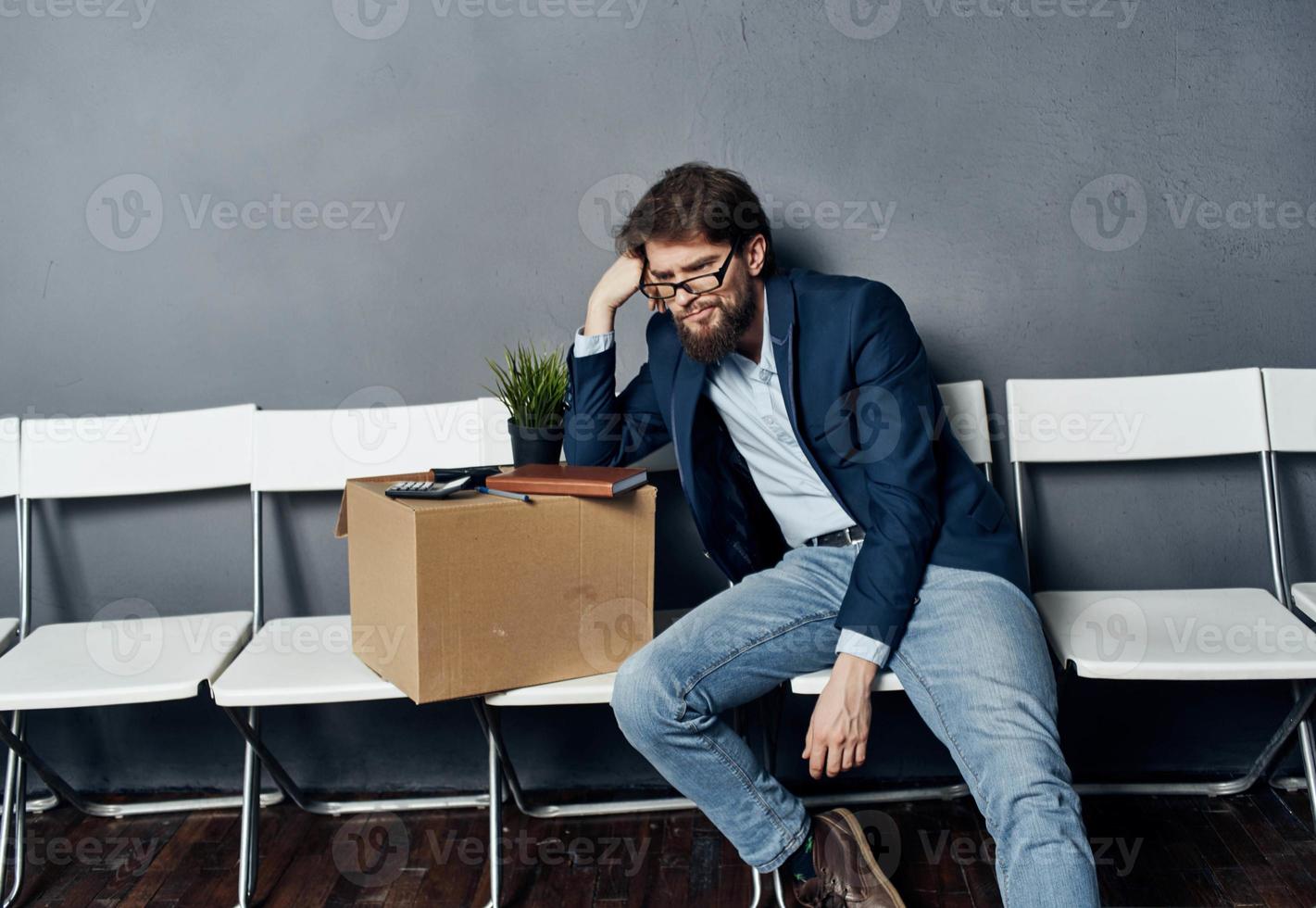 Geschäft Mann Box mit Dinge Job Suche warten Emotionen foto