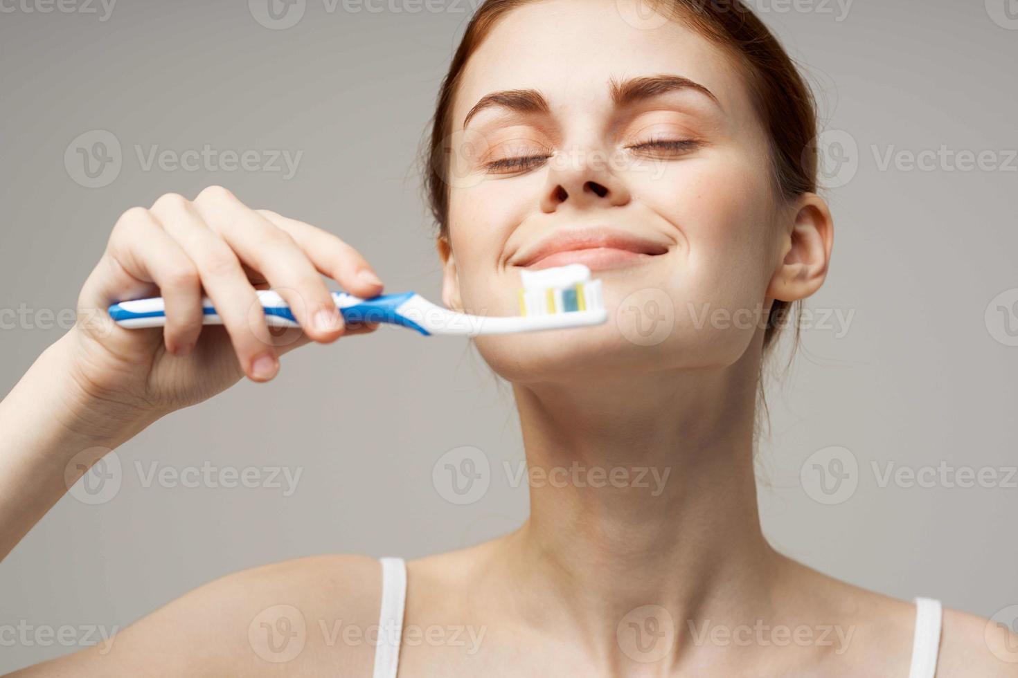 Frau im Weiß T-Shirt reinigt Zähne Hygiene Lebensstil foto