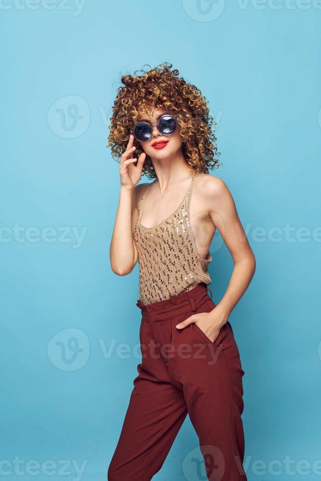 Frau Sonnenbrille modisch Lebensstil attraktiv aussehen rot Hose foto