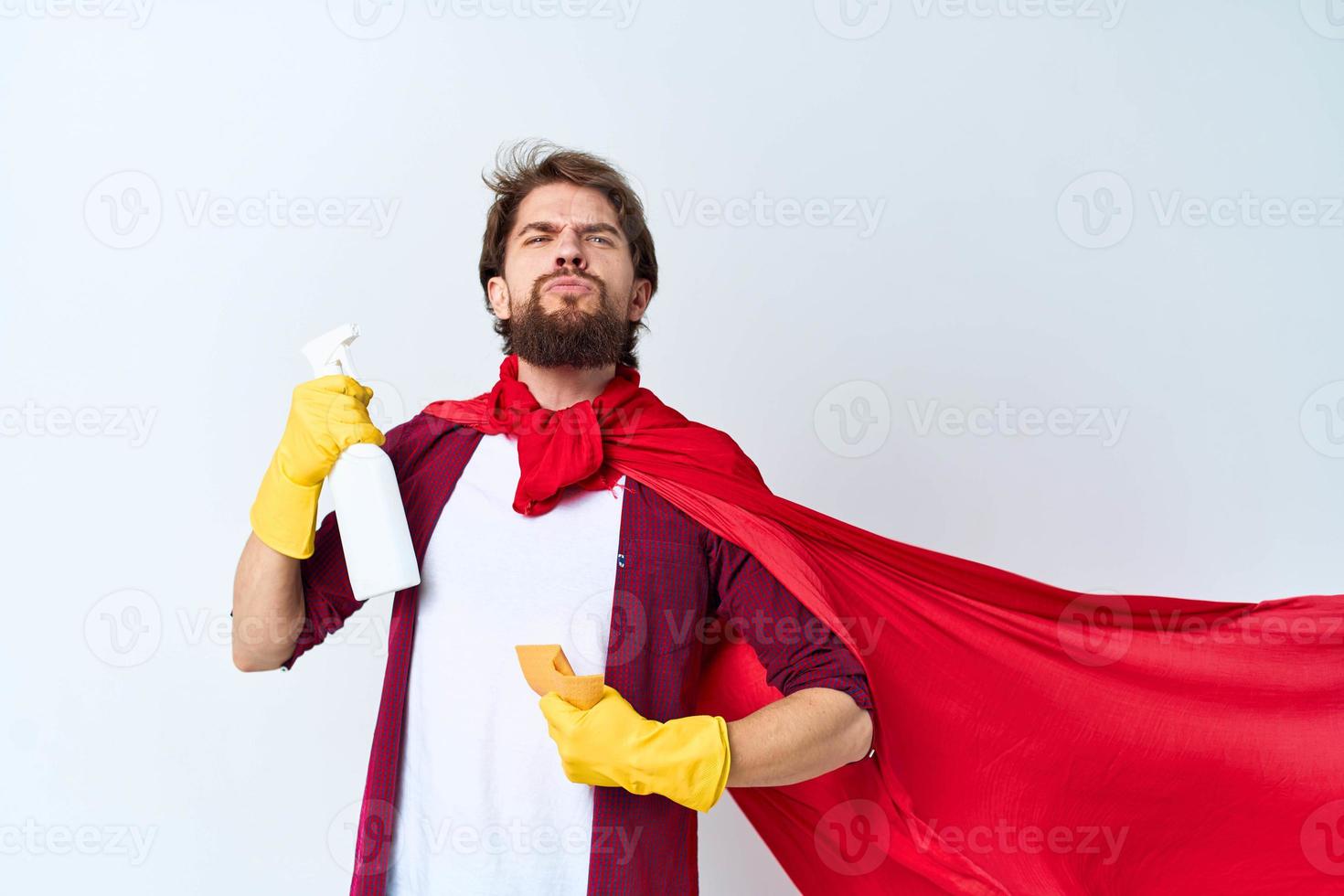 Mann mit Waschmittel im Hände im Gummi Handschuhe Fachmann Hausarbeit Reinigung foto