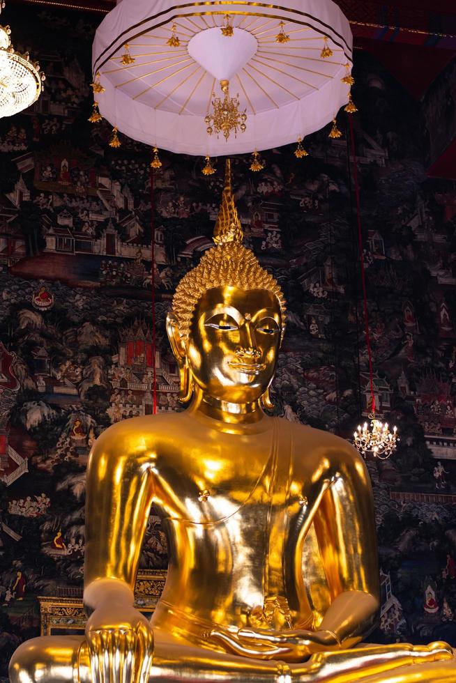 Bangkok, Thailand, 2023. Vorderseite Aussicht von golden Buddha Statue im wat suthat diep wararam. schön buddhistischer Stil Statue. foto