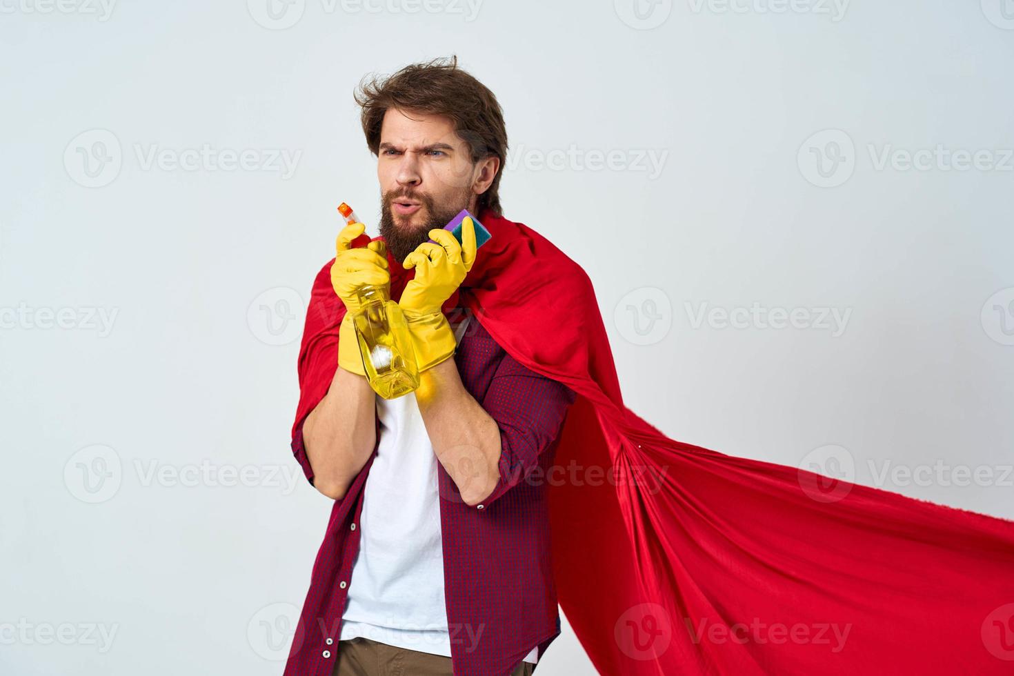 Mann im rot Regenjacke Gummi Handschuhe Reinigung Fachmann Hausaufgaben foto