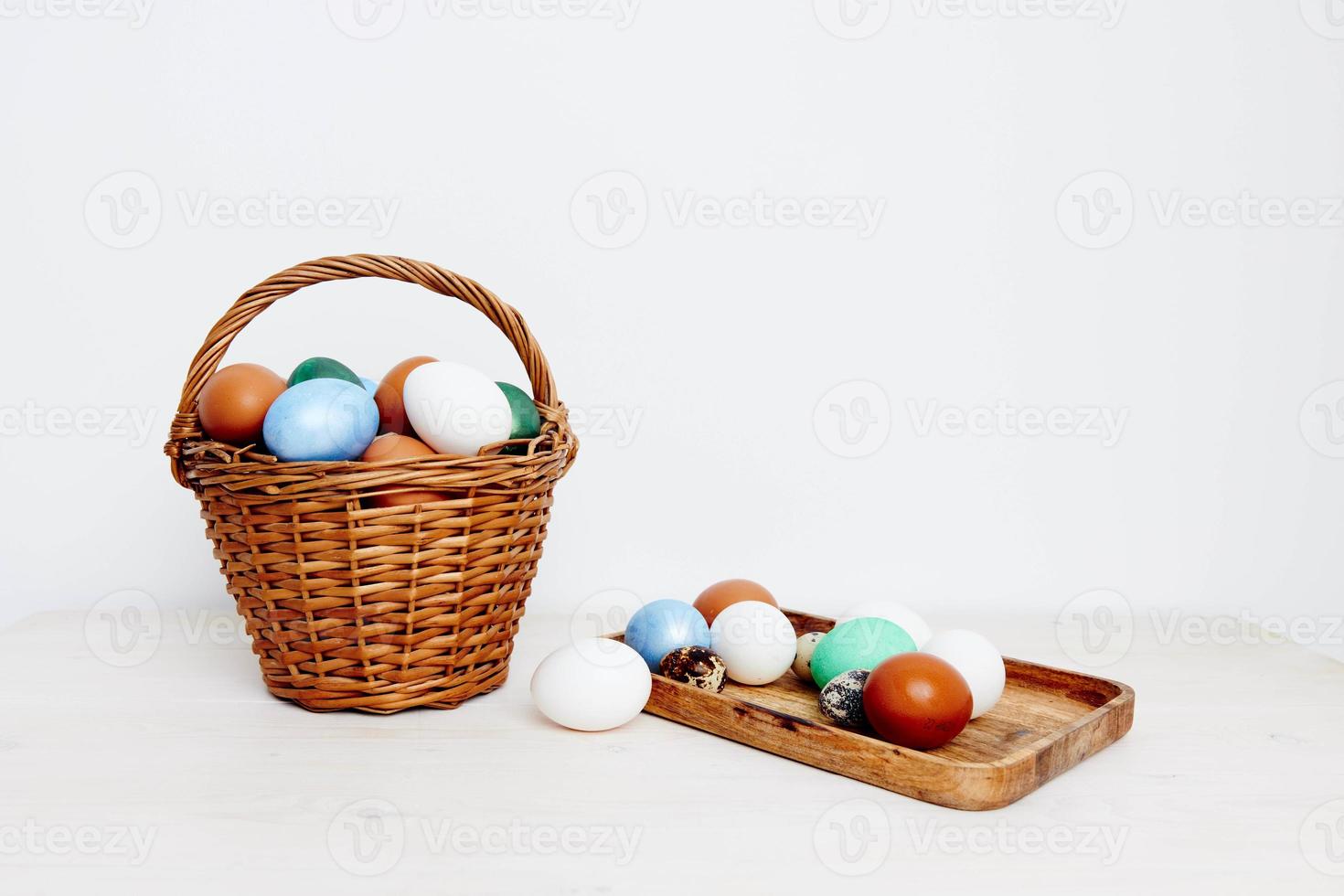 Ostern Urlaub gemalt Eier im Korb und auf Tafel foto
