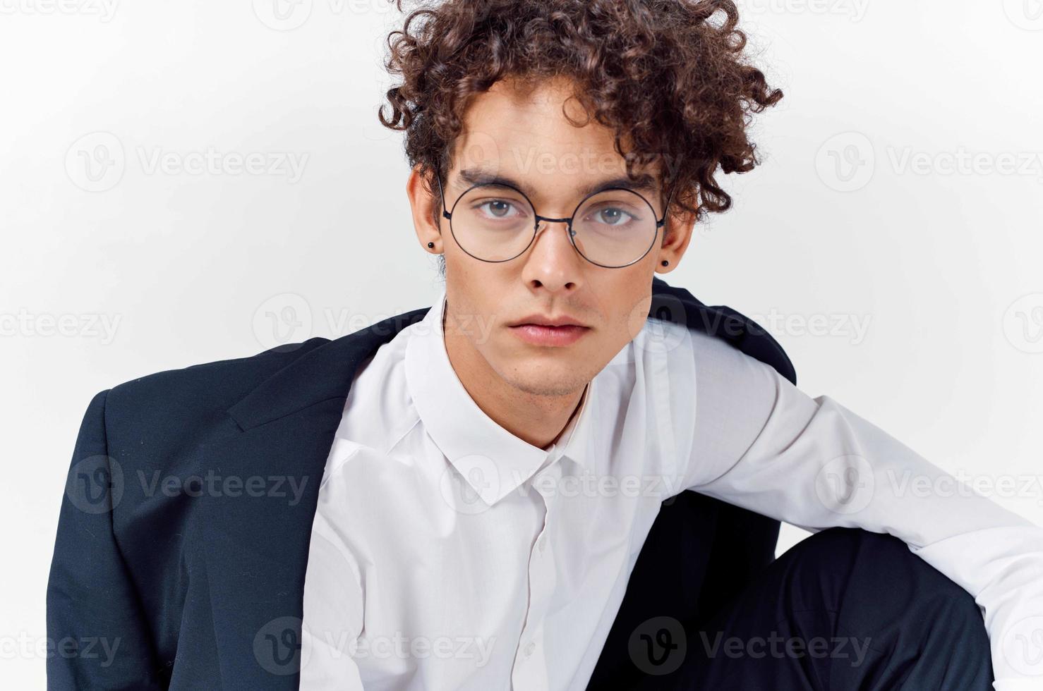 gut aussehend Mann mit Brille lockig Haar Mode selbst Vertrauen foto