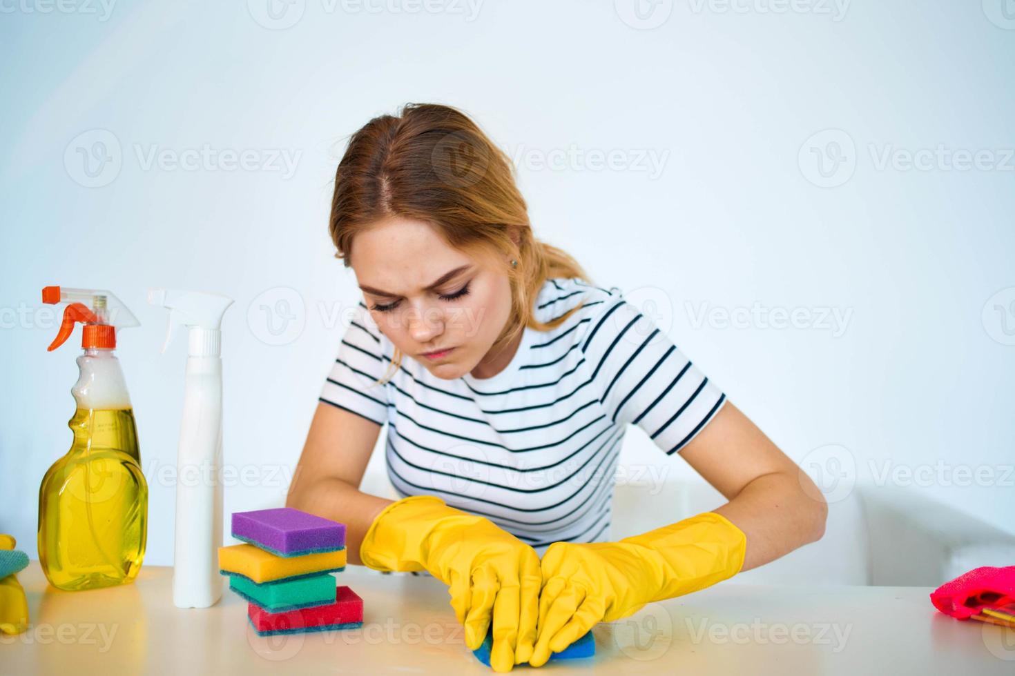 das Reinigung Dame sitzt beim das Tabelle Waschen liefert Reinigung Arbeit Bedienung foto