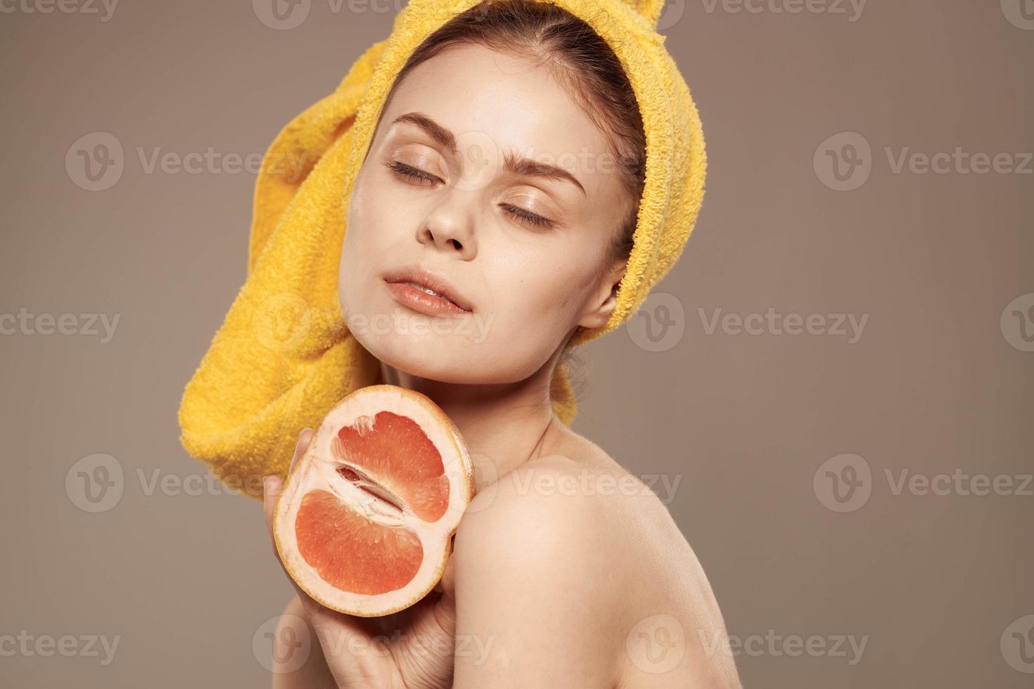 Frau mit Grapefruit im ihr Hand sauber Haut nackt Schultern Spa Gesundheit Behandlungen foto