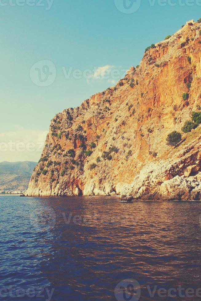 Mittelmeer Landschaft und Felsen im das Türkisch Stadt von Alanya auf ein warm Sommer- Nachmittag foto