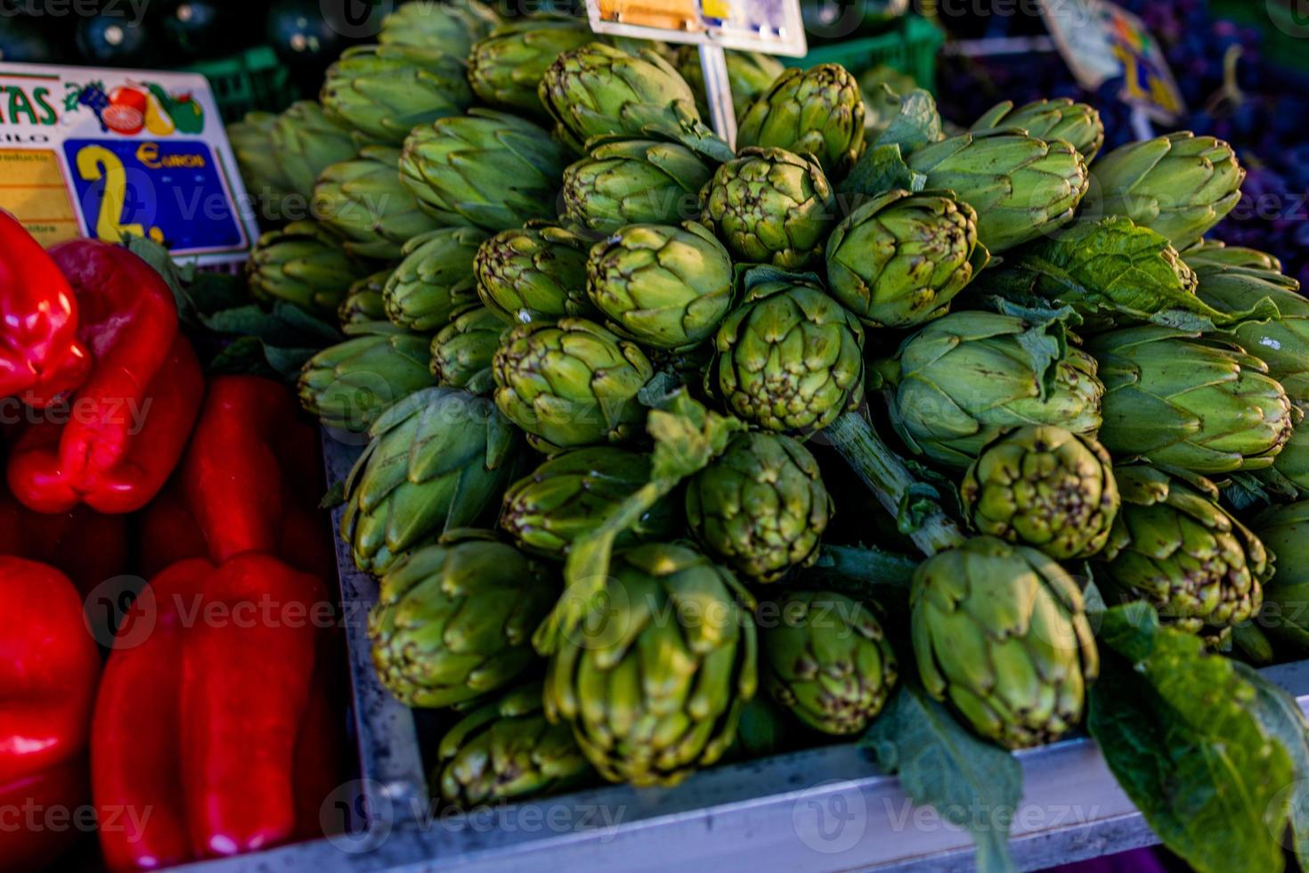 Grün Spanisch Artischocken gesund auf ein Markt Stand foto