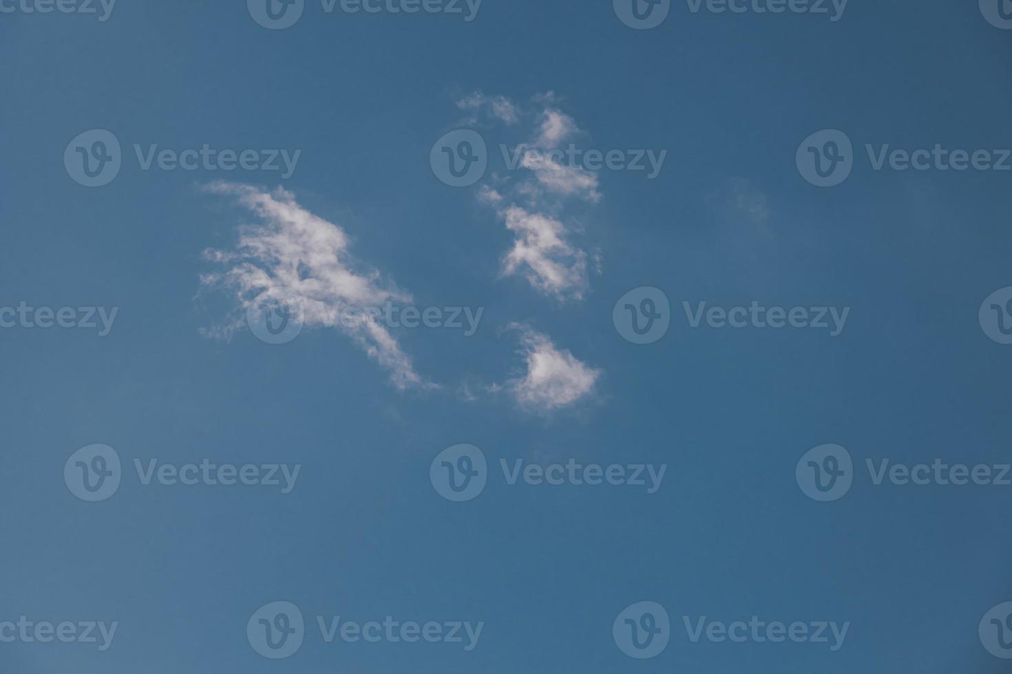 Blau Himmel mit einer Weiß klein Wolke natürlich Hintergrund foto