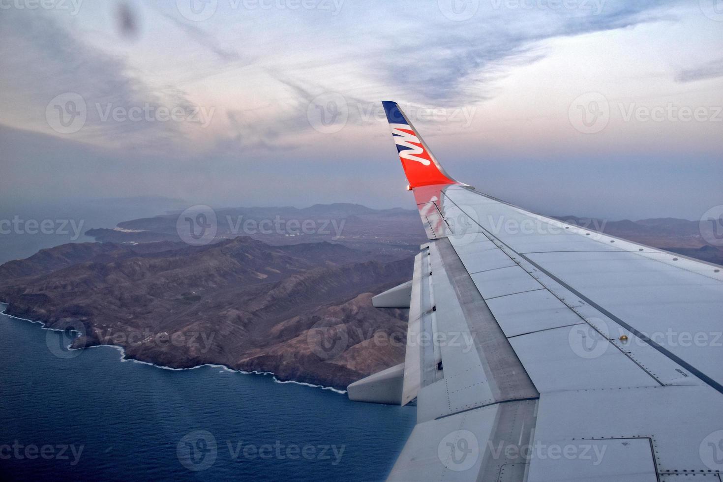 Aussicht von das Flugzeug Fenster auf das Landschaft von Kanarienvogel Insel fuerteventura im Spanien foto