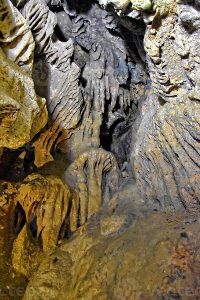 interessant Original Höhle im das Türkisch Berge mit Stalaktiten und Stalagmiten Erstellen das Hintergrund foto