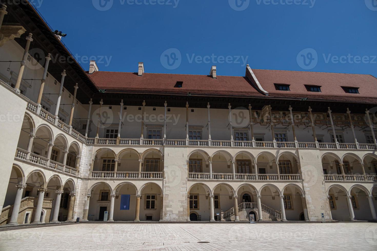 ohne Menschen Hof mit Arkaden beim das wawel königlich Schloss im Krakau, Polen auf ein sonnig Sommer- Tag foto