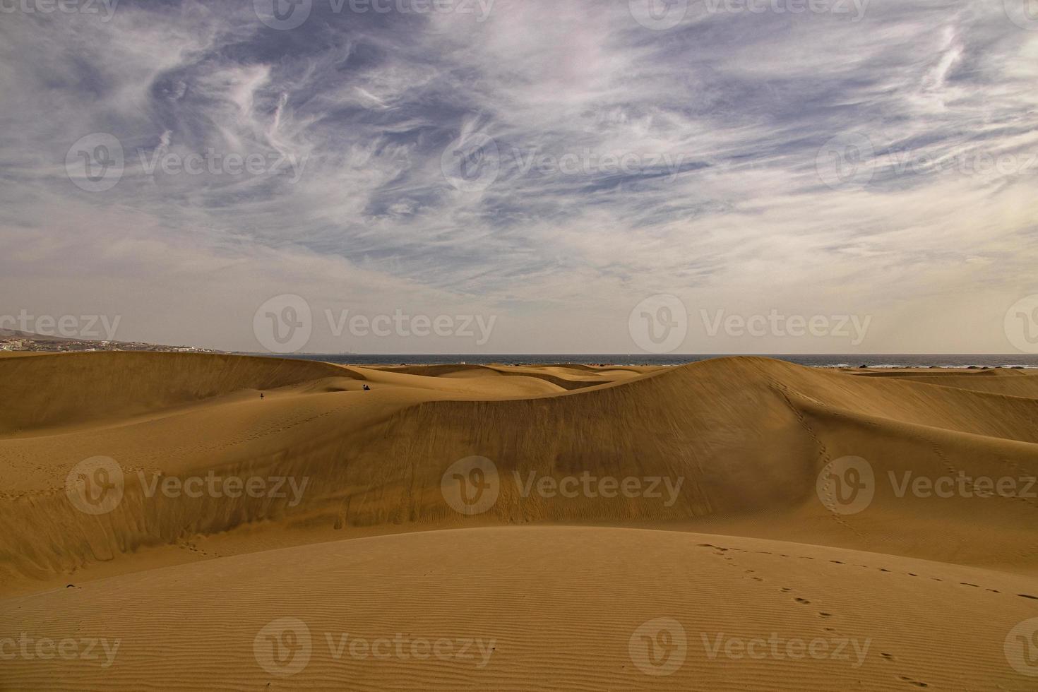 Sommer- Wüste Landschaft auf ein warm sonnig Tag von Maspalome Dünen auf das Spanisch Insel von gran Canaria foto