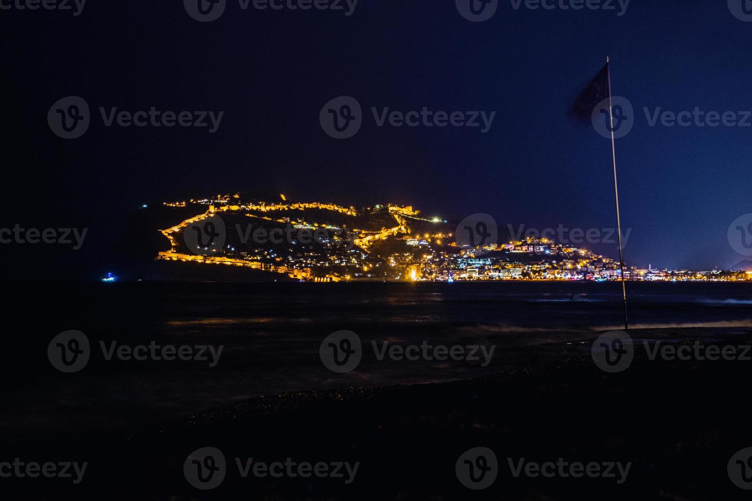 Nacht Aussicht von das Türkisch Stadt von Alanya mit Beleuchtung auf das Hügel foto