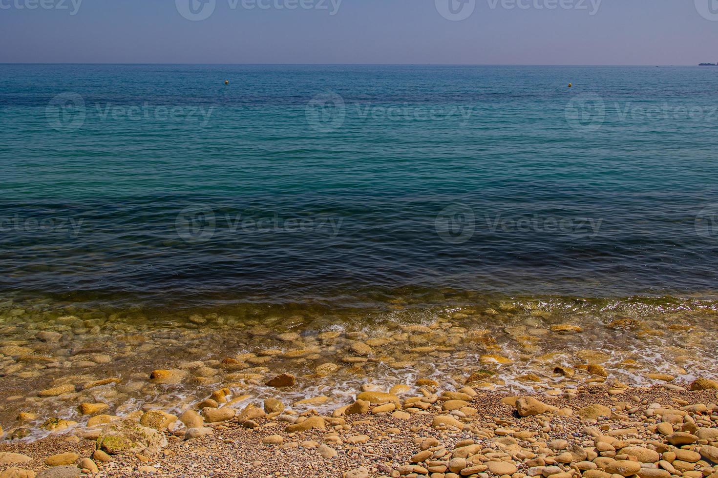 Ruhe sanft Hintergrund von Blau Meer und Ufer mit Beige Steine foto