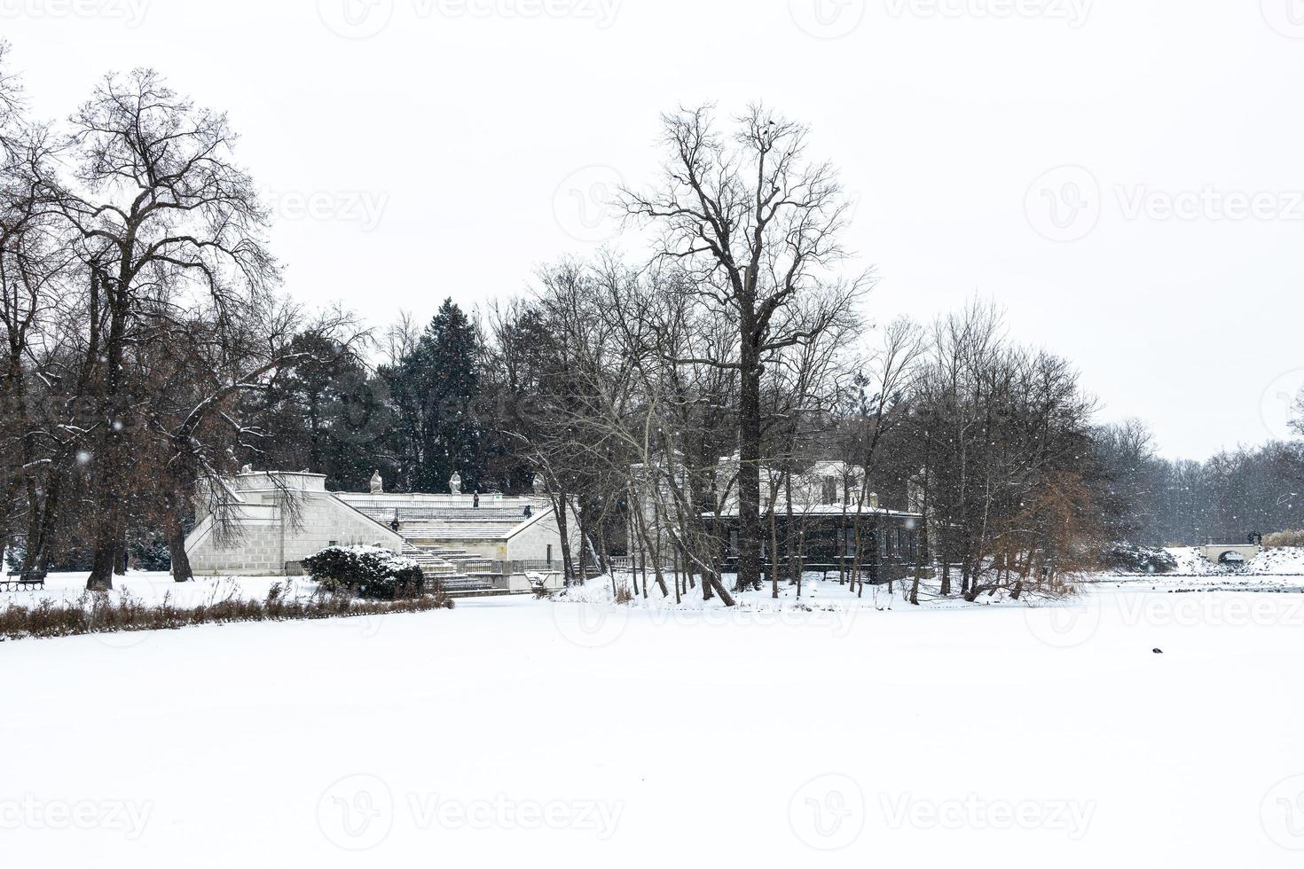 Park im Warschau Polen auf ein schneebedeckt Winter Tag foto