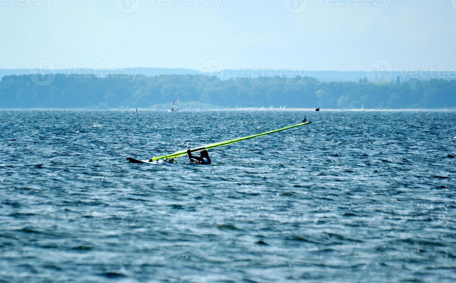 Windsurfen auf das Bucht von Pucka auf das baltisch Meer foto