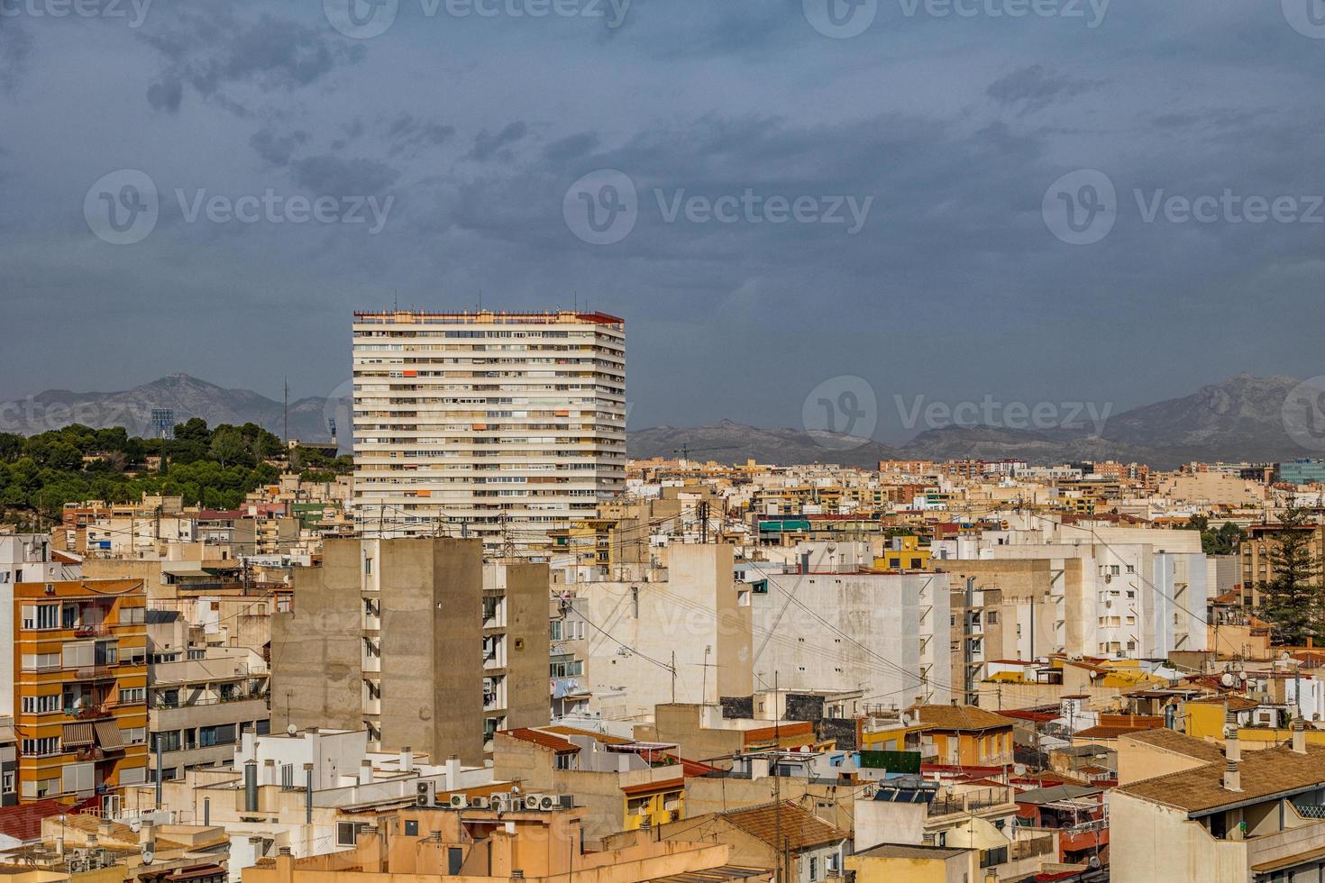 Aussicht auf ein sonnig Tag von das Stadt und bunt Gebäude von das Standpunkt alicante Spanien foto