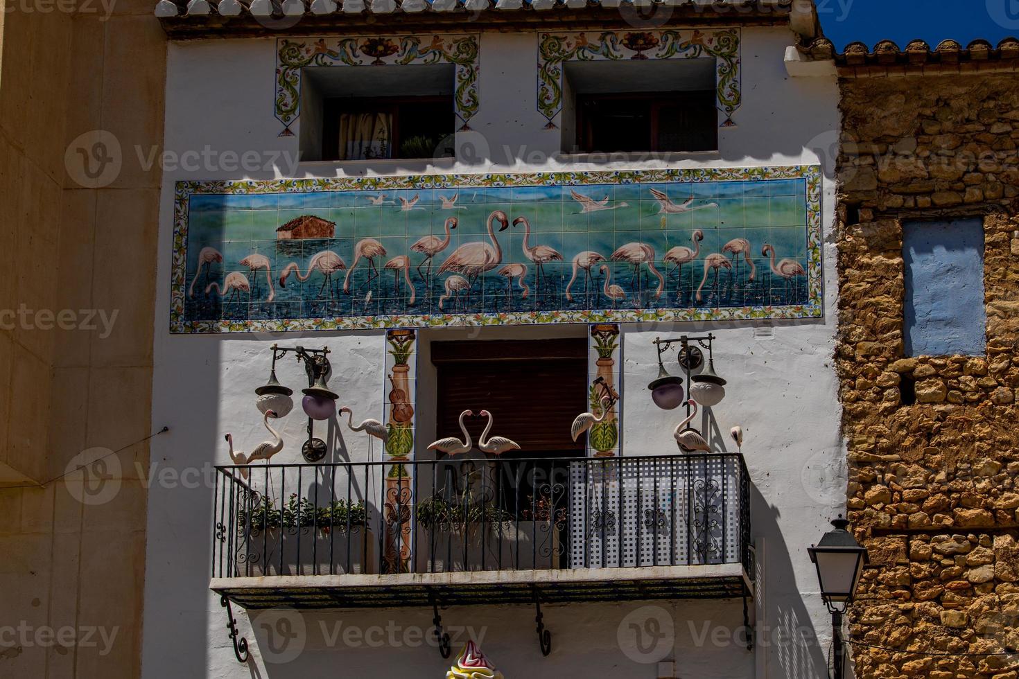 Original Stadthaus mit Rosa Flamingos im Calp, Wahrzeichen Spanien foto