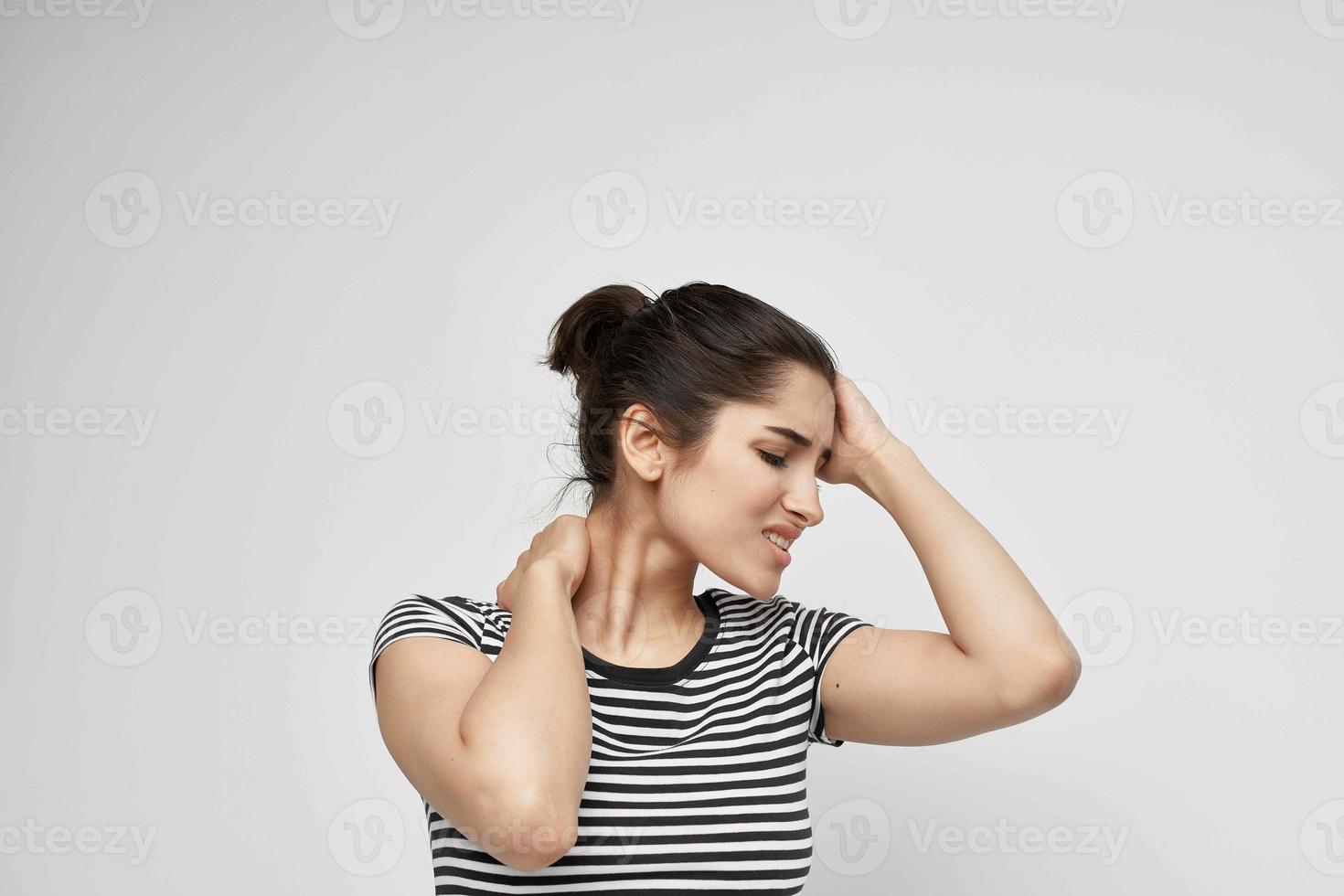 Frau Kopfschmerzen schmerzlich Syndrom Beschwerden Licht Hintergrund foto