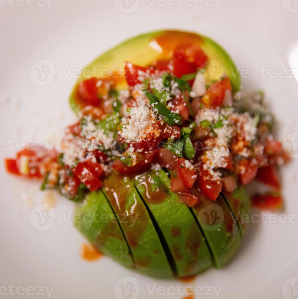 würzig Avocado Salat mit Käse foto