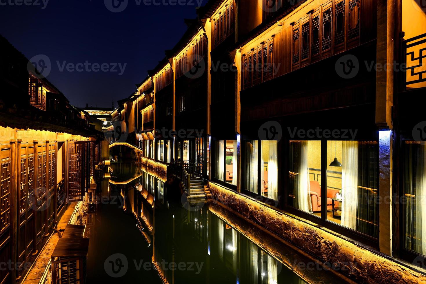 Nacht Aussicht von schön Kanal im Wasser Stadt, Dorf im Süd- China foto
