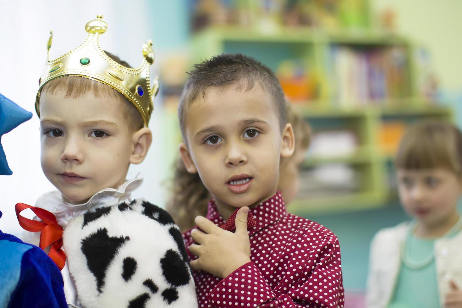 Kinder von Kindergarten im Karneval Kostüme. ein Junge gekleidet wie ein König. foto