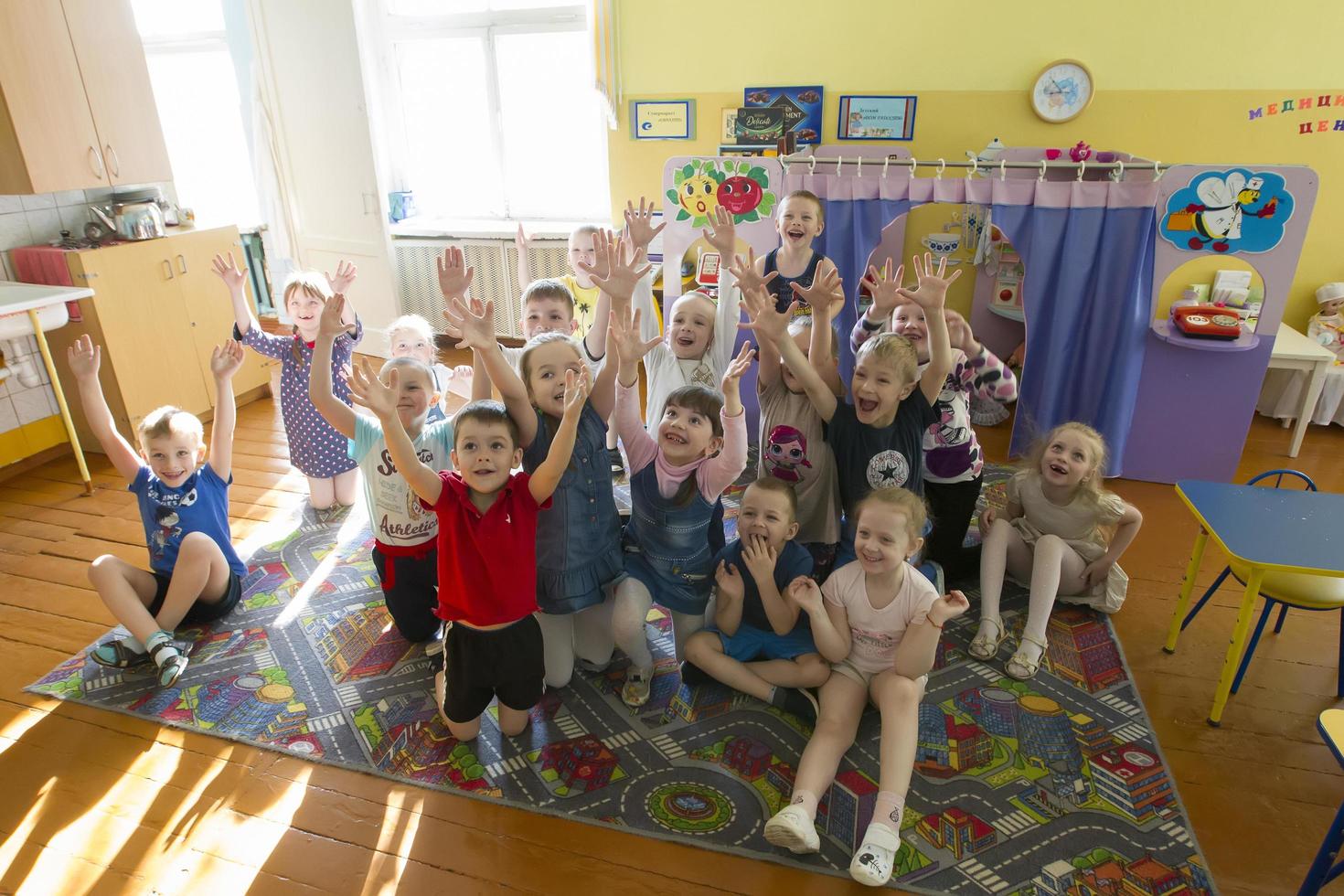 viele Kinder im Kindergarten. ein Gruppe von sechs Jahr alt Jungs und Mädchen. foto