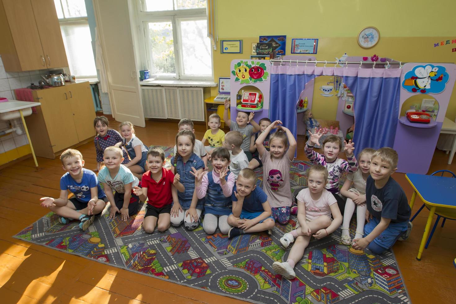 viele Kinder im Kindergarten. ein Gruppe von sechs Jahr alt Jungs und Mädchen. foto