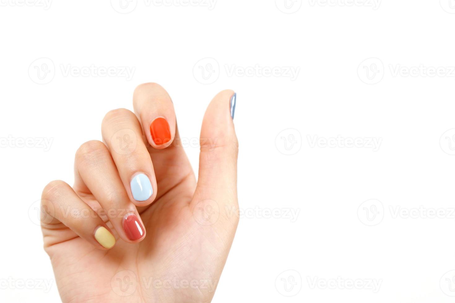 schön weiblich Hand Gemälde Acryl Gel Nägel. Mode Stil. Weiß Hintergrund. foto