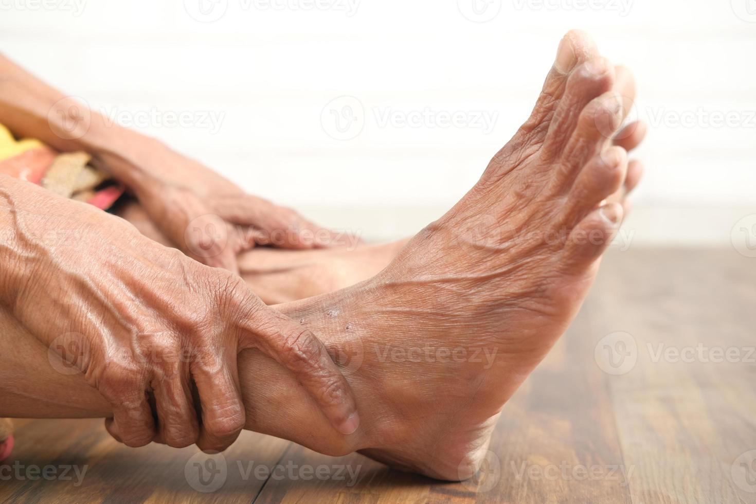 Nahaufnahme der Füße einer älteren Frau foto