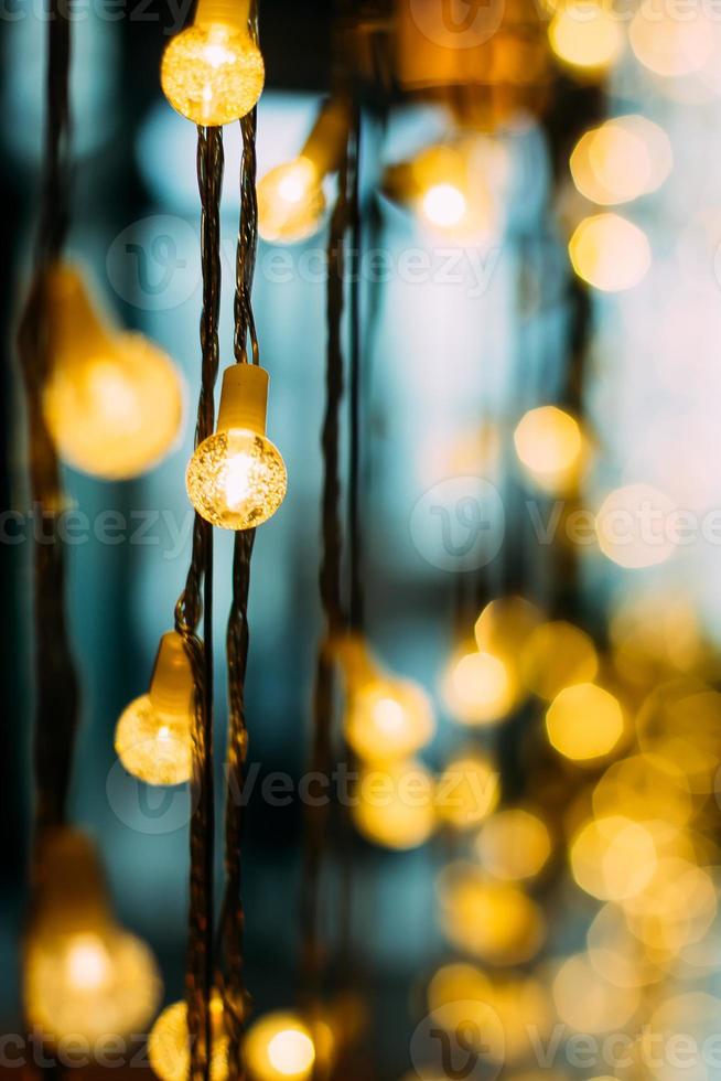 abstrakt verschwommen von Blau und Silber glänzend scheinen Glühbirnen Beleuchtung Hintergrund. Weihnachten Urlaub Hintergrund foto