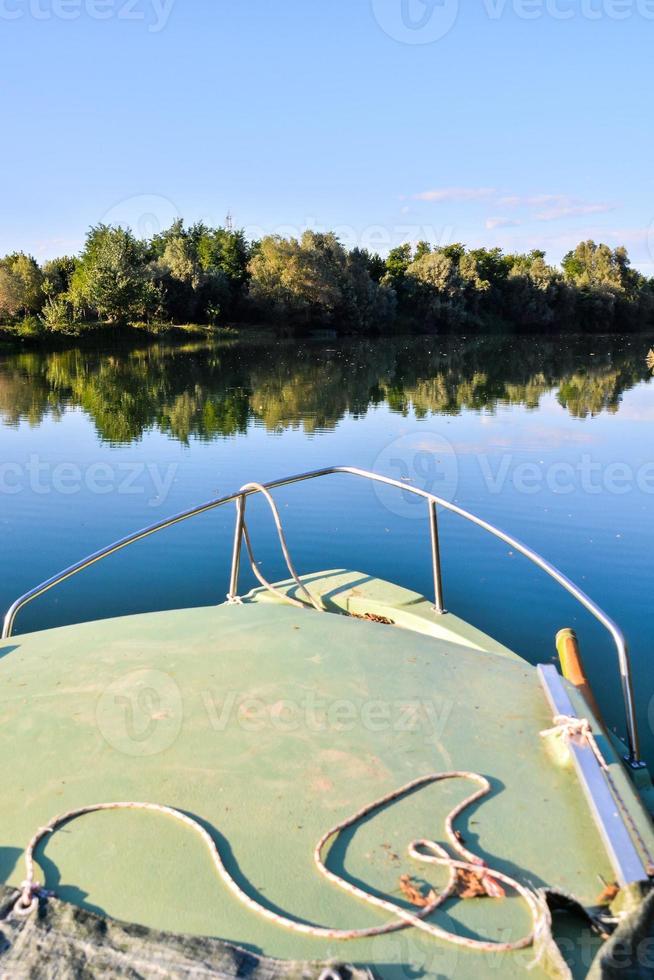 Betrachtung von Bäume auf das Wasser foto