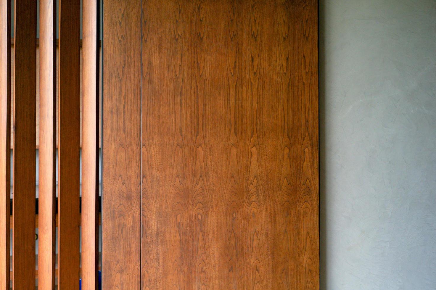 abstrakte Textur und Hintergrund der Holzschiebetür und der Betonwand foto