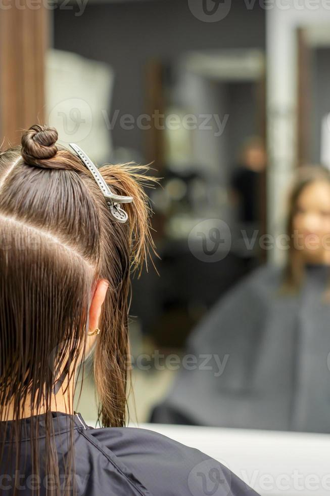 Brünette Frau mit Teilt Haar foto