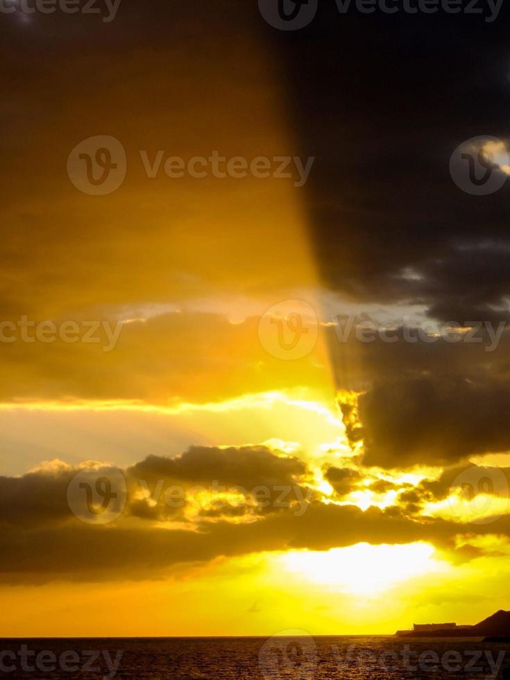 Sonnenuntergang über dem Meer foto