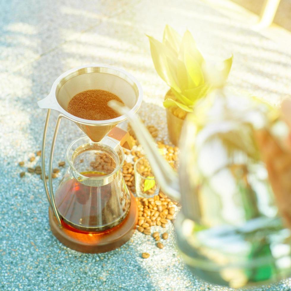 Draufsicht des klassischen Kaffeetropfensatzes mit unscharfem Barista foto