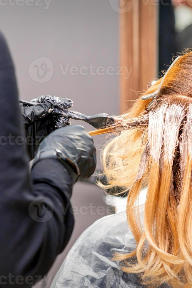 Friseure Färberei Haar von Frau foto