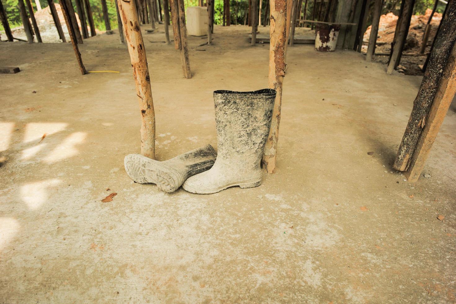 schmutzige Gummistiefel am Bau sute foto