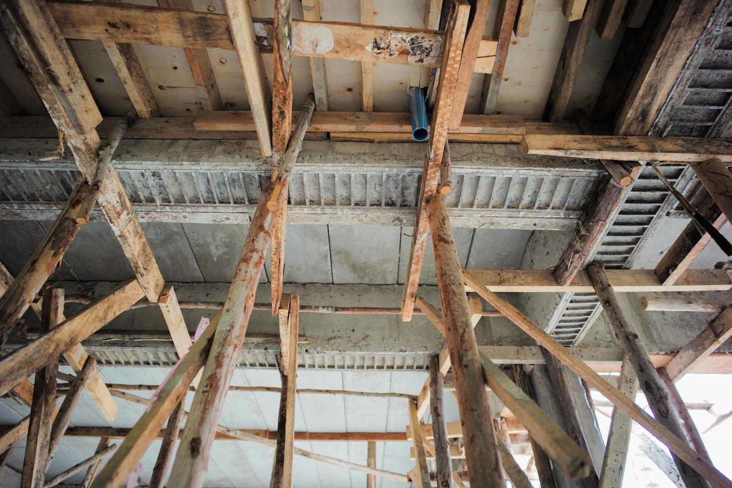 Perspektive der Struktur innerhalb des im Bau befindlichen Hauses foto