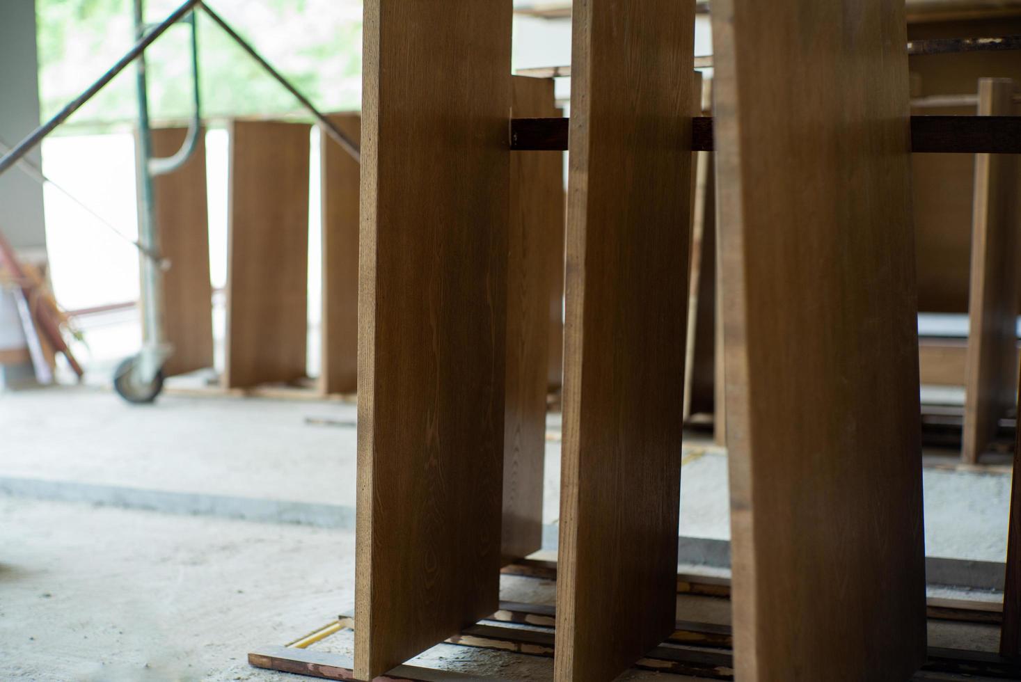 Nahaufnahme von Holzplatten in der Fabrik, die auf die Installation warten foto