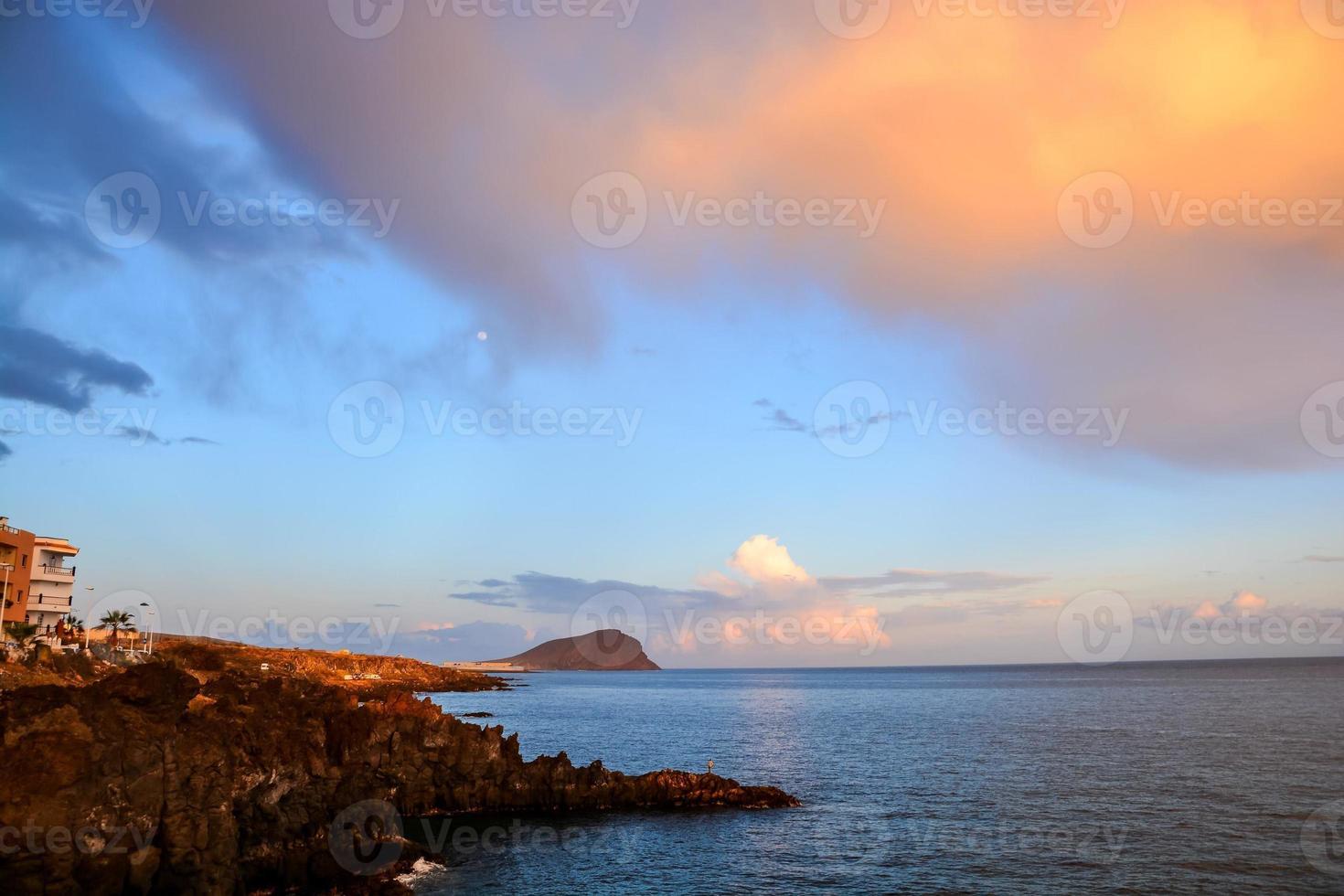 Sonnenuntergang über dem Meer foto