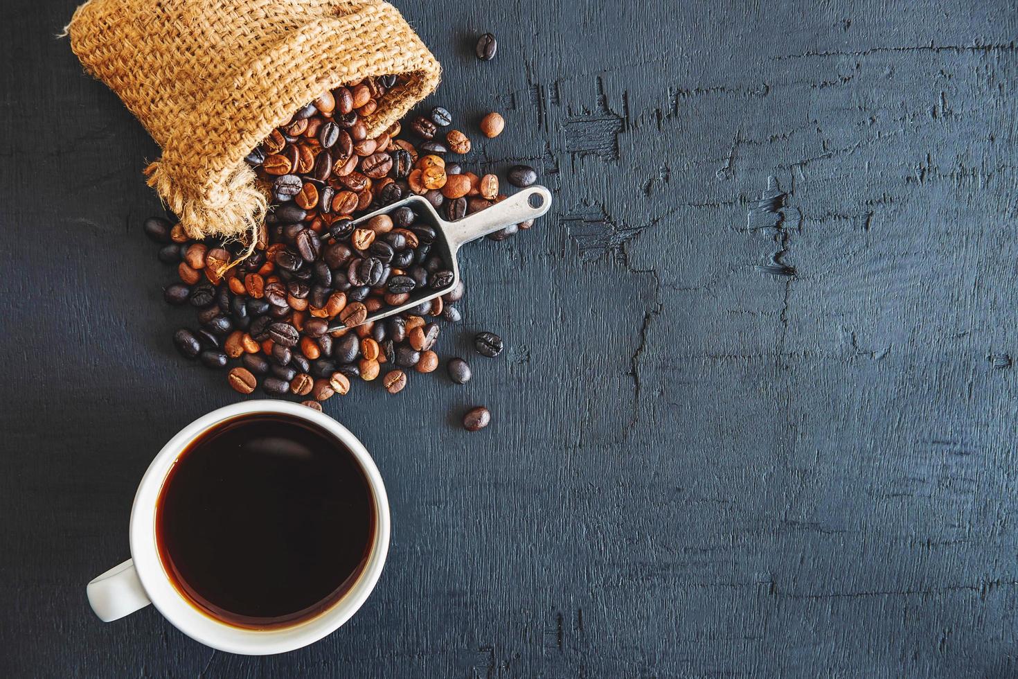 Tüte Kaffeebohnen und Tasse Kaffee foto