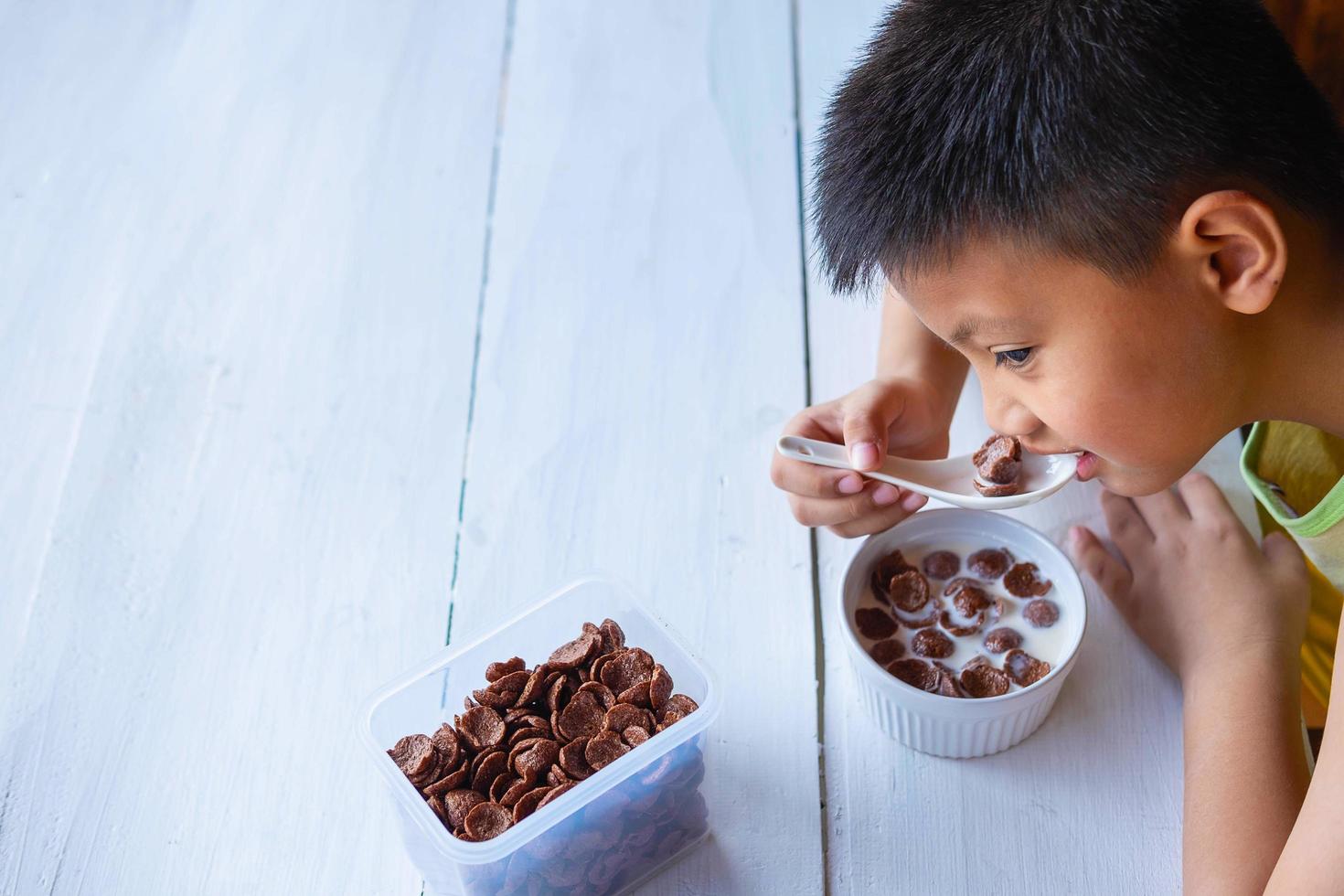 Junge, der Müsli isst foto