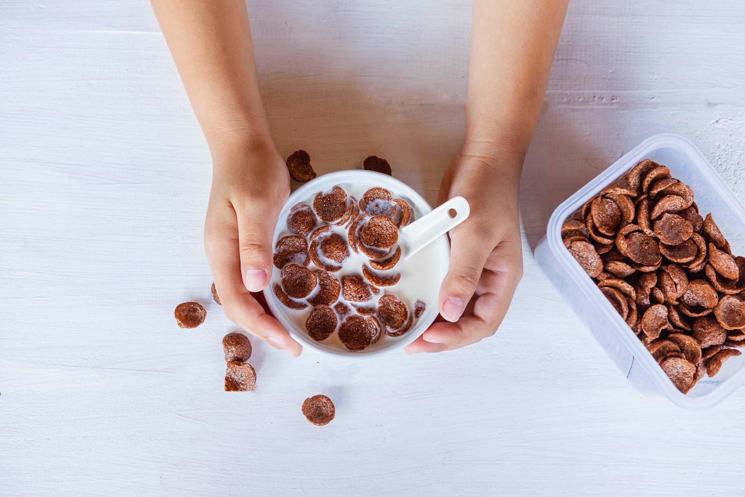 Hände halten eine Schüssel Müsli foto