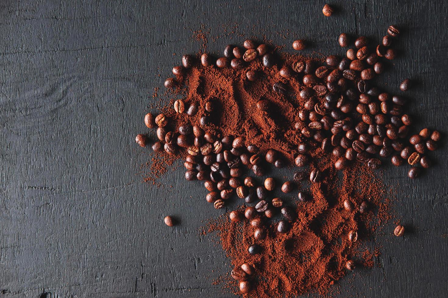 gemahlener Kaffee und Kaffeebohnen auf einem dunklen Hintergrund foto