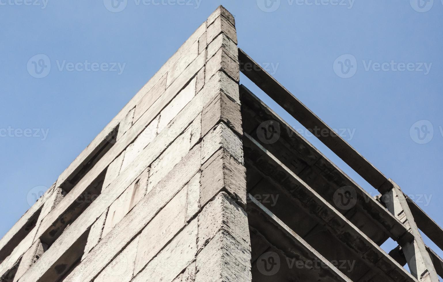 Betongebäude gegen den Himmel foto