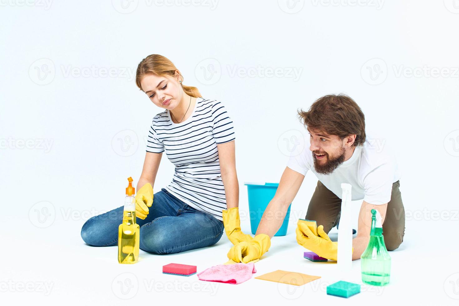 Mann und Frau Waschmittel Lebensstil Reinigung Zusammenarbeit foto