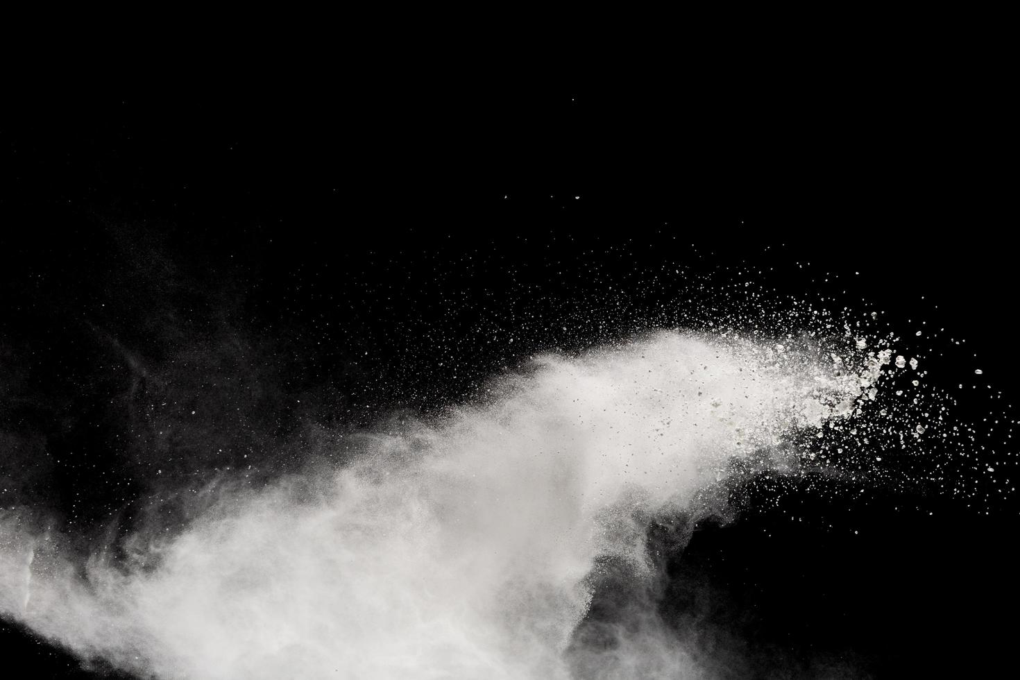 weiße pulverexplosion isoliert auf schwarzem hintergrund.weiße staubpartikel spritzen. foto